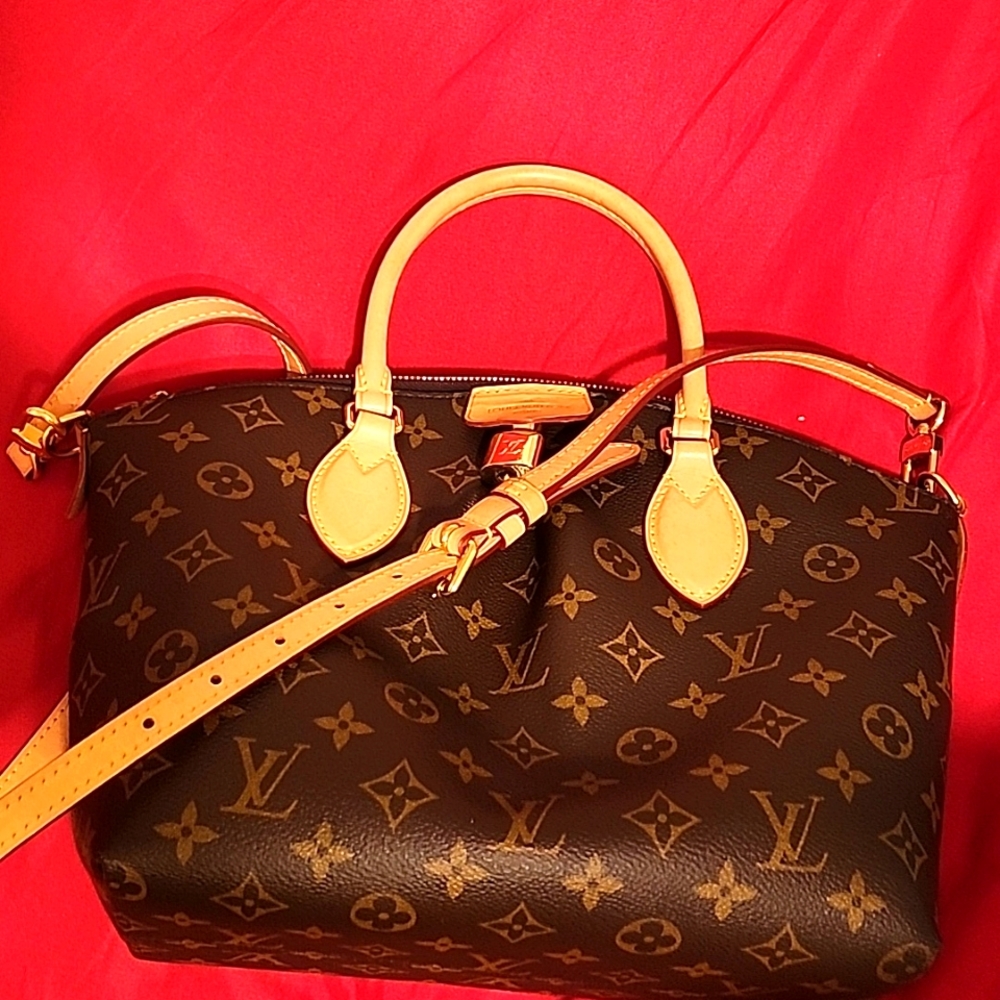 Medium Louis Vuitton handbag with shoulder strap